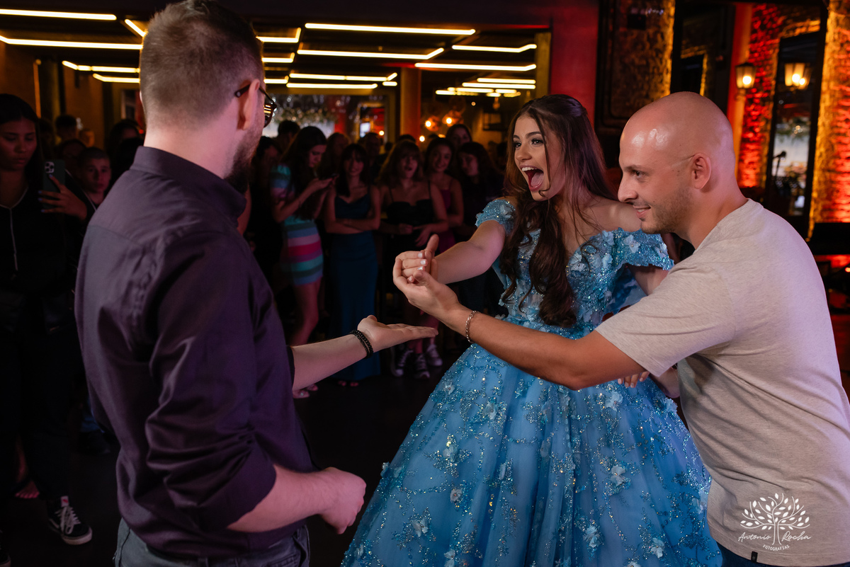Noite especial – Analu – decoração impecável – debutante -talento -guitarrista – banda – surpresas 15 anos – dança pai – balada – balada -  pista-de-dança - memórias -  Antonio Rocha Fotografias – Engenho Eventos - Pelotas