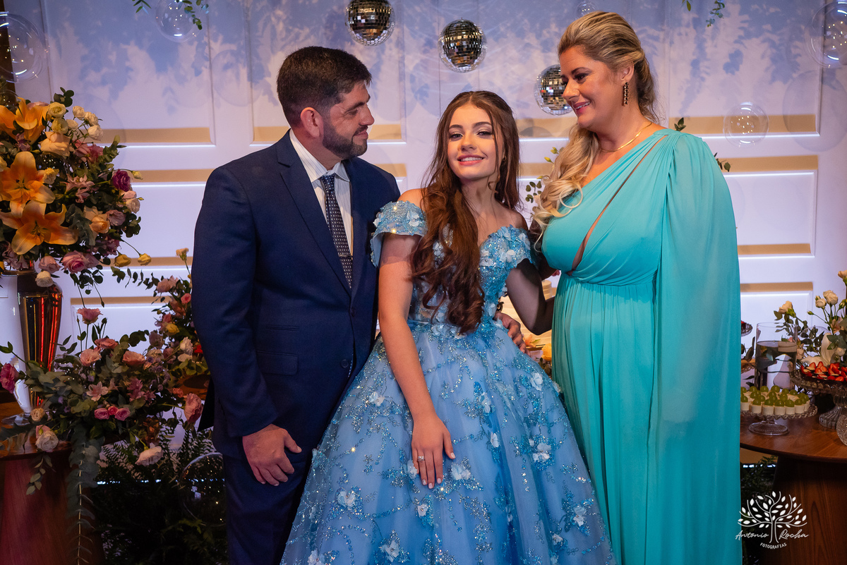 Noite especial – Analu – decoração impecável – debutante -talento -guitarrista – banda – surpresas 15 anos – dança pai – balada – balada -  pista-de-dança - memórias -  Antonio Rocha Fotografias – Engenho Eventos - Pelotas