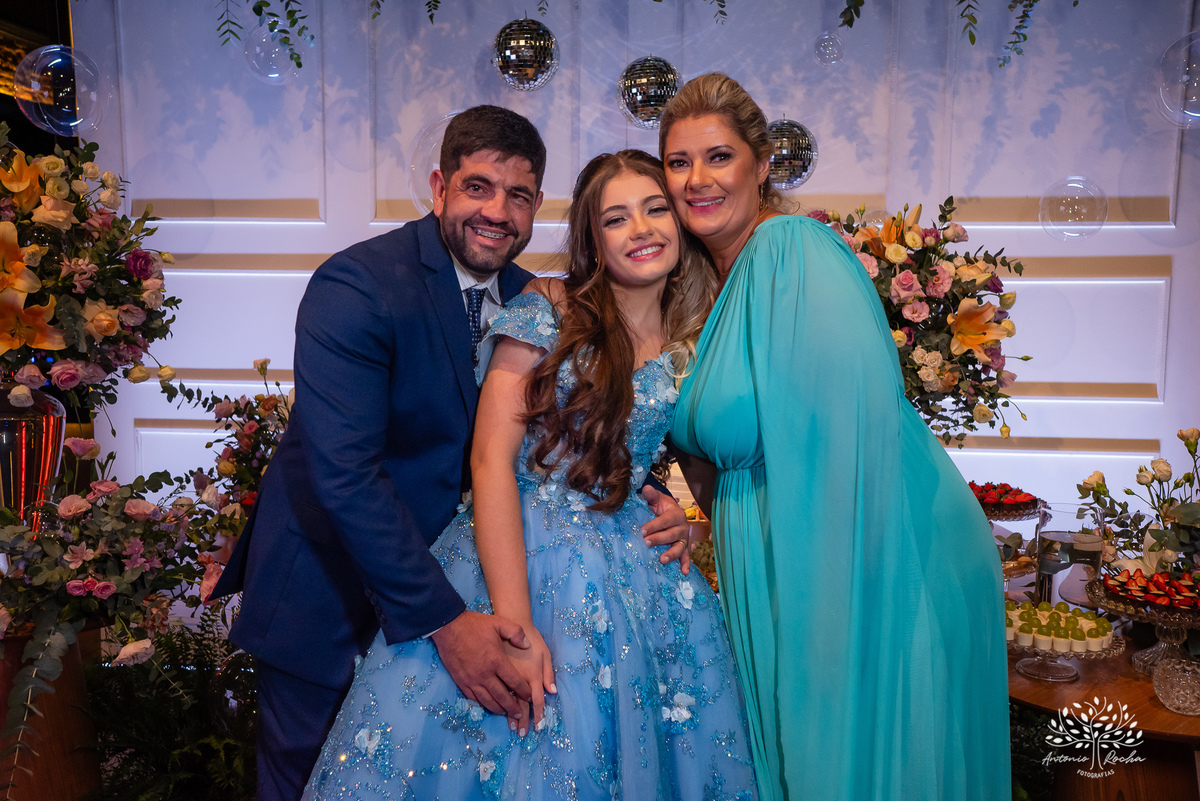 Noite especial – Analu – decoração impecável – debutante -talento -guitarrista – banda – surpresas 15 anos – dança pai – balada – balada -  pista-de-dança - memórias -  Antonio Rocha Fotografias – Engenho Eventos - Pelotas