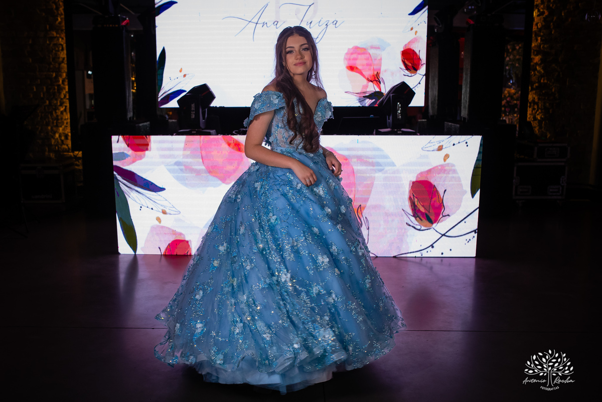 Noite especial – Analu – decoração impecável – debutante -talento -guitarrista – banda – surpresas 15 anos – dança pai – balada – balada -  pista-de-dança - memórias -  Antonio Rocha Fotografias – Engenho Eventos - Pelotas