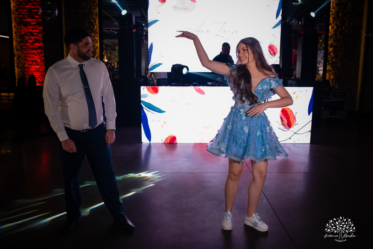 Noite especial – Analu – decoração impecável – debutante -talento -guitarrista – banda – surpresas 15 anos – dança pai – balada – balada -  pista-de-dança - memórias -  Antonio Rocha Fotografias – Engenho Eventos - Pelotas