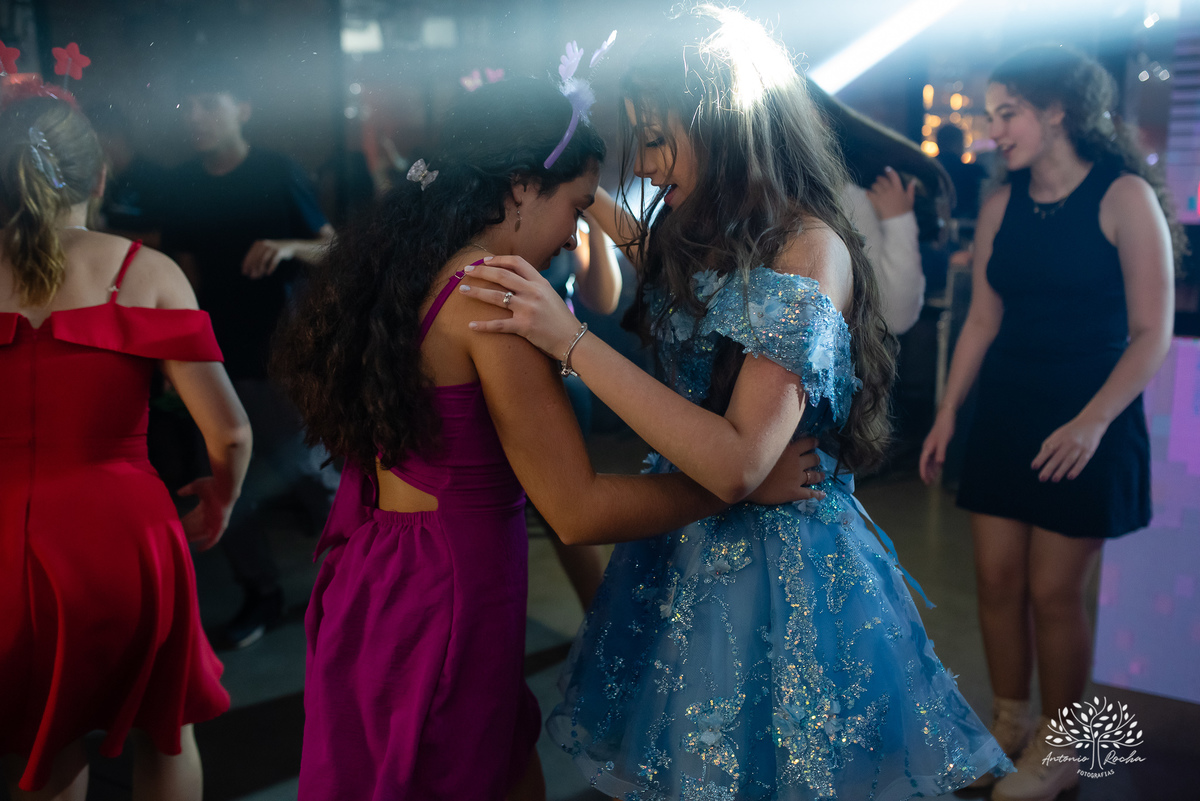 Noite especial – Analu – decoração impecável – debutante -talento -guitarrista – banda – surpresas 15 anos – dança pai – balada – balada -  pista-de-dança - memórias -  Antonio Rocha Fotografias – Engenho Eventos - Pelotas