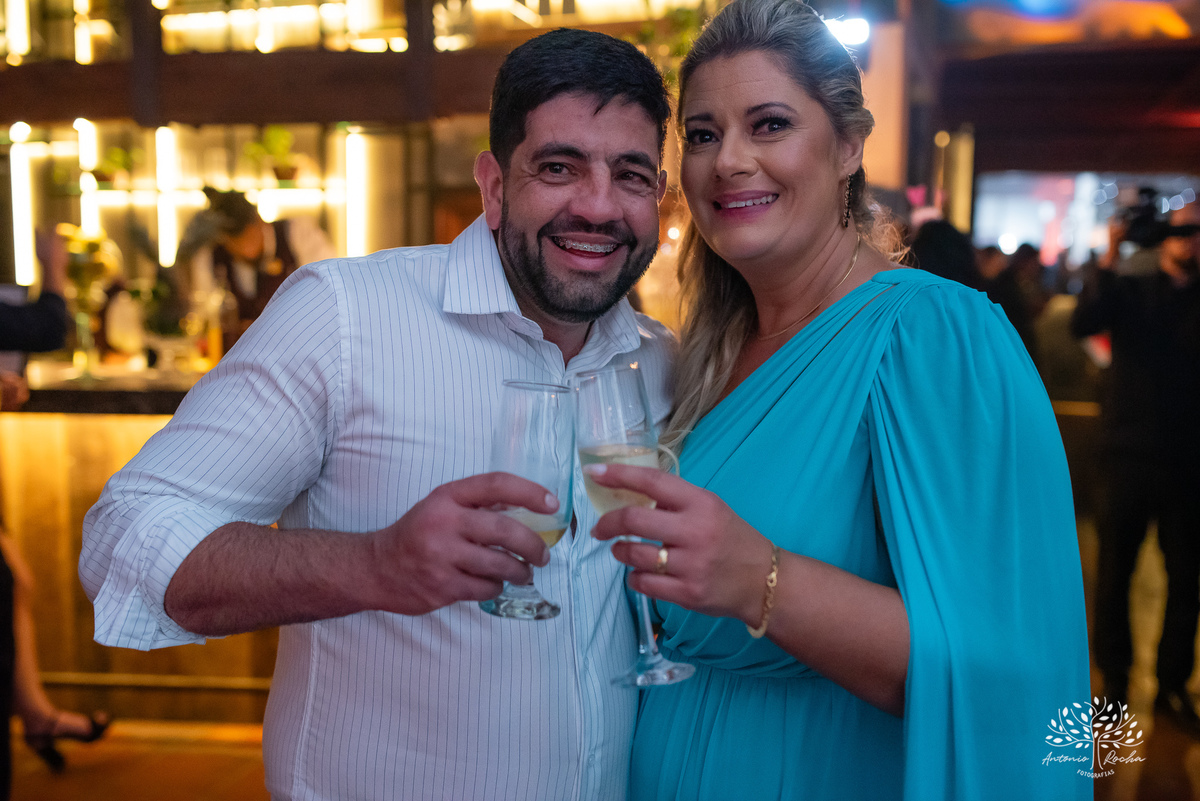 Noite especial – Analu – decoração impecável – debutante -talento -guitarrista – banda – surpresas 15 anos – dança pai – balada – balada -  pista-de-dança - memórias -  Antonio Rocha Fotografias – Engenho Eventos - Pelotas