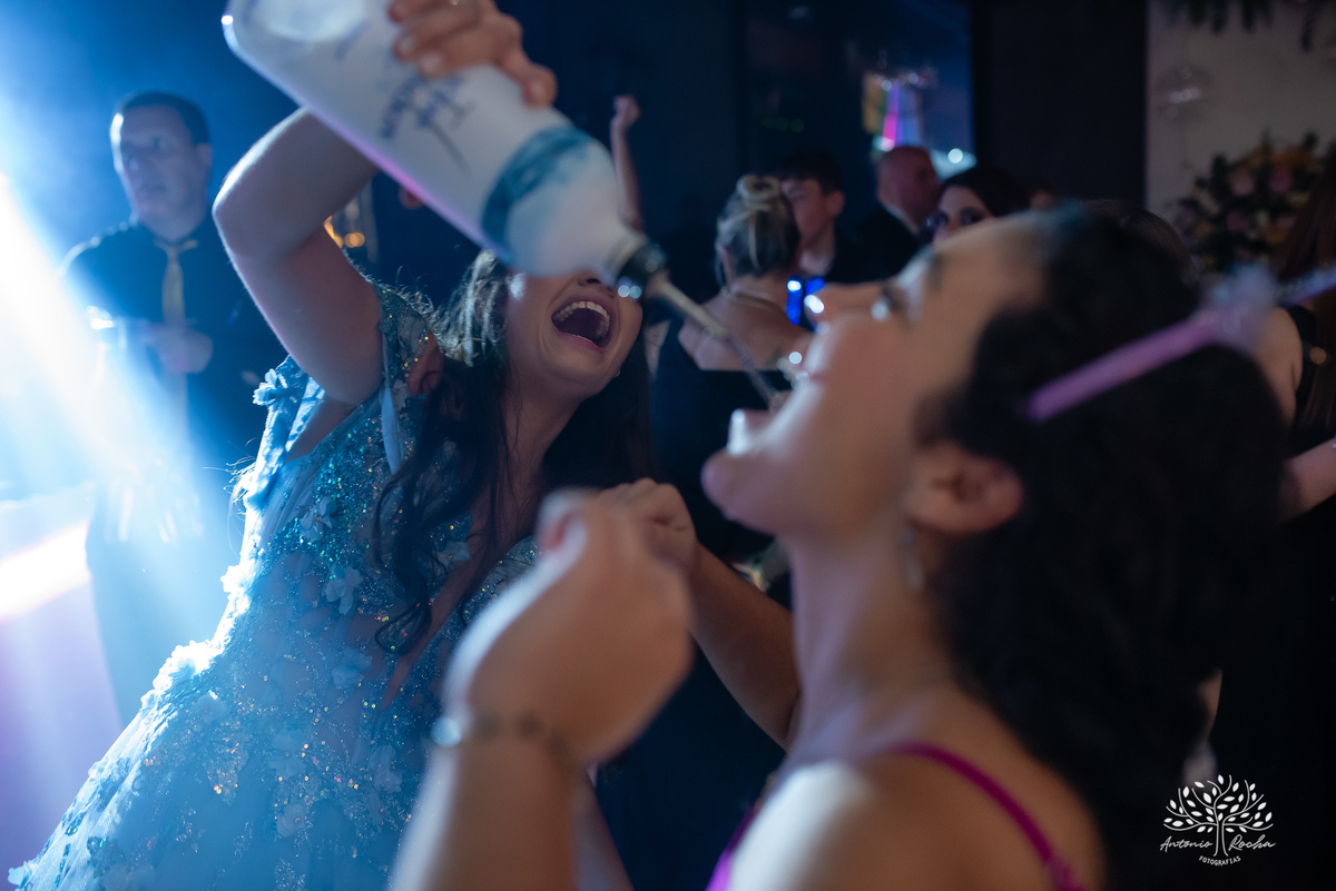 Noite especial – Analu – decoração impecável – debutante -talento -guitarrista – banda – surpresas 15 anos – dança pai – balada – balada -  pista-de-dança - memórias -  Antonio Rocha Fotografias – Engenho Eventos - Pelotas