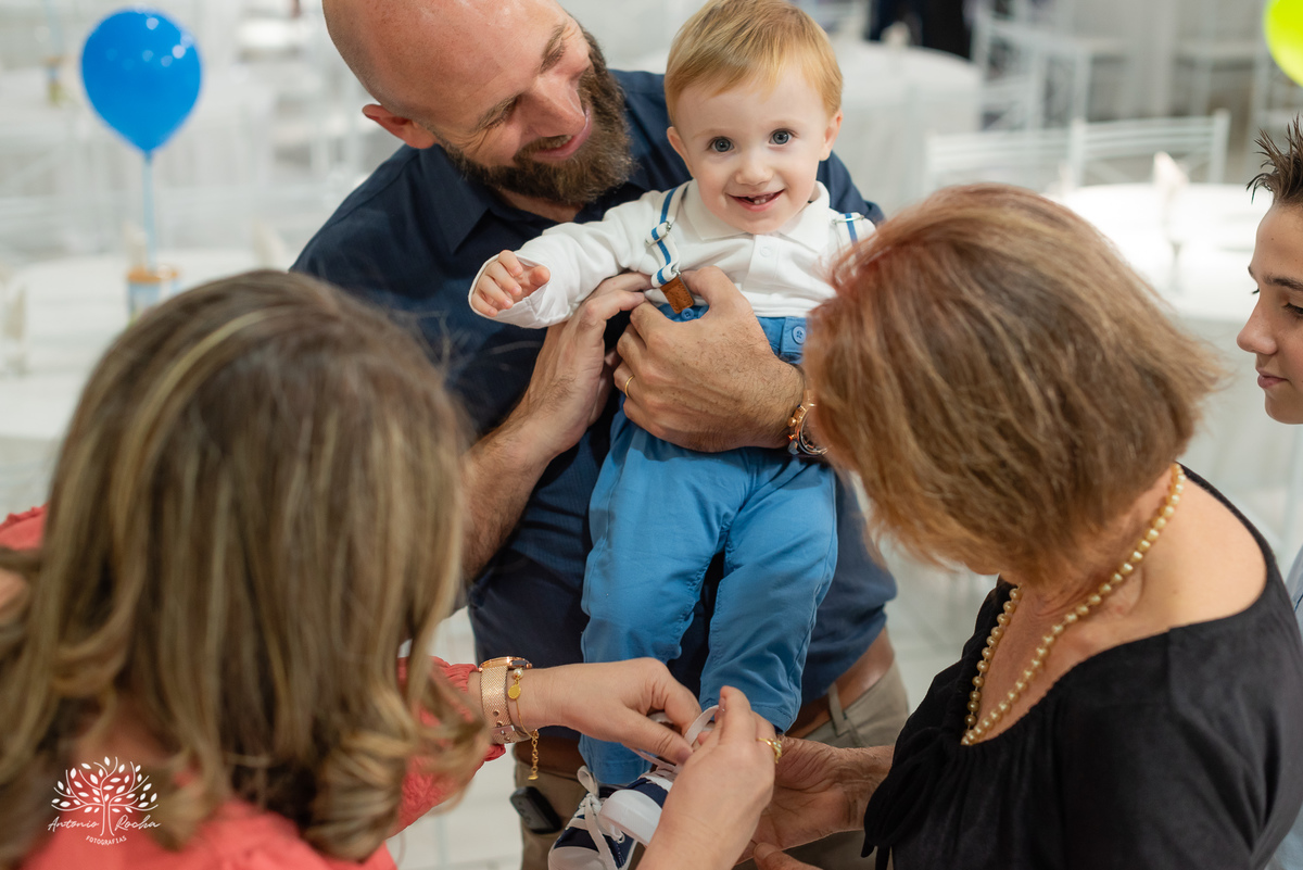 primeiro-aniversário - Luiz-Otávio - menino-sorridente - família - gestação - Elenice - Henrique - espera-ansiosa - carinho - festa - amigos - familiares - abraços - brincadeiras - pequenos - crescidos - confiança - momento-especial - trabalho - cliques -
