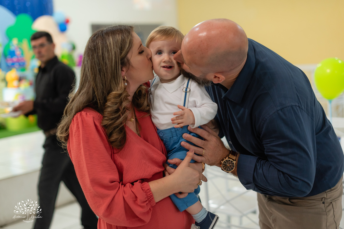 primeiro-aniversário - Luiz-Otávio - menino-sorridente - família - gestação - Elenice - Henrique - espera-ansiosa - festa - amigos - familiares - abraços - brincadeiras - pequenos – Pelotas - dia-especial - carinho - Antonio-Rocha-Fotografias