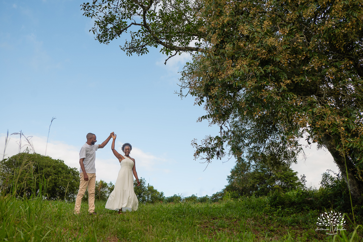 Marcia- Cristiano- amor- ensaio-pré-casamento- conexão- tímidos- espontâneos- genuínos- essência- autêntica- Vinícola-Nardello- vinhedos- paisagem-verde- romance- altar- diversão-memórias- grande-dia- lembranças- fotos- Antonio-Rocha-Fotografias-Pelotas