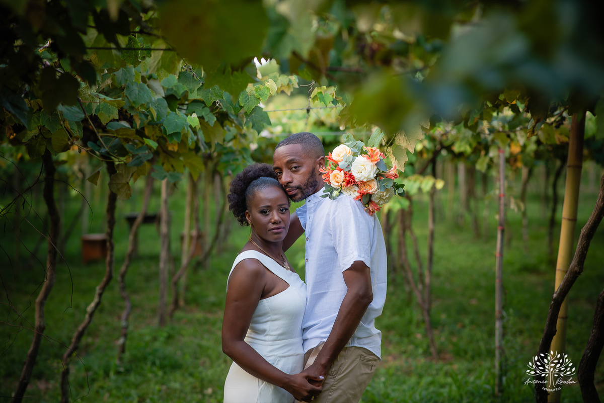 Marcia- Cristiano- amor- ensaio-pré-casamento- conexão- tímidos- espontâneos- genuínos- essência- autêntica- Vinícola-Nardello- vinhedos- paisagem-verde- romance- altar- diversão-memórias- grande-dia- lembranças- fotos- Antonio-Rocha-Fotografias-Pelotas