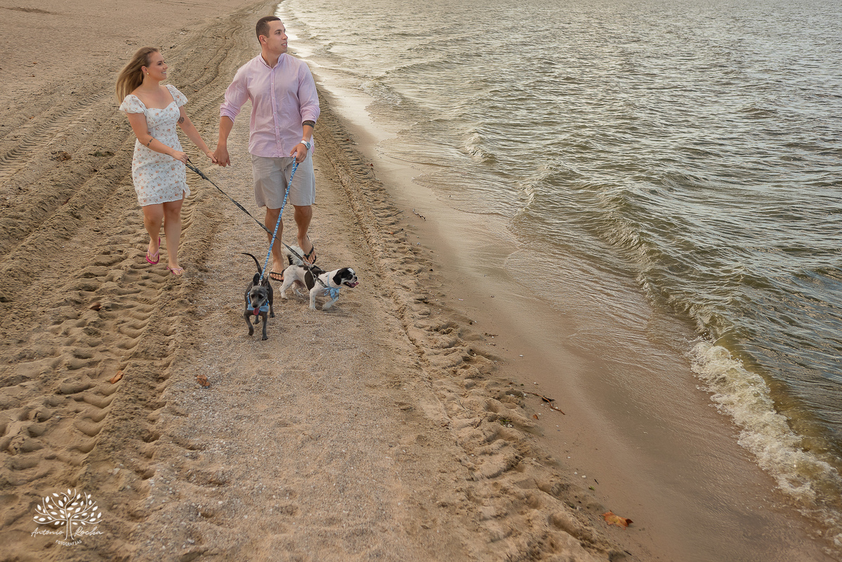 Ensaio pré-casamento - Praia da Capilla – Laranjal - Mayara e Guilherme – Kyko – Fred - pôr do sol – fotografias de qualidade – amor – Pelotas – Antonio Rocha Fotografias – Ensaio externo – Pré Wedding