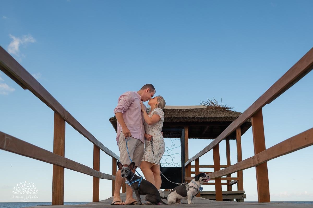 Ensaio pré-casamento - Praia da Capilla – Laranjal - Mayara e Guilherme – Kyko – Fred - pôr do sol – fotografias de qualidade – amor – Pelotas – Antonio Rocha Fotografias – Ensaio externo – Pré Wedding
