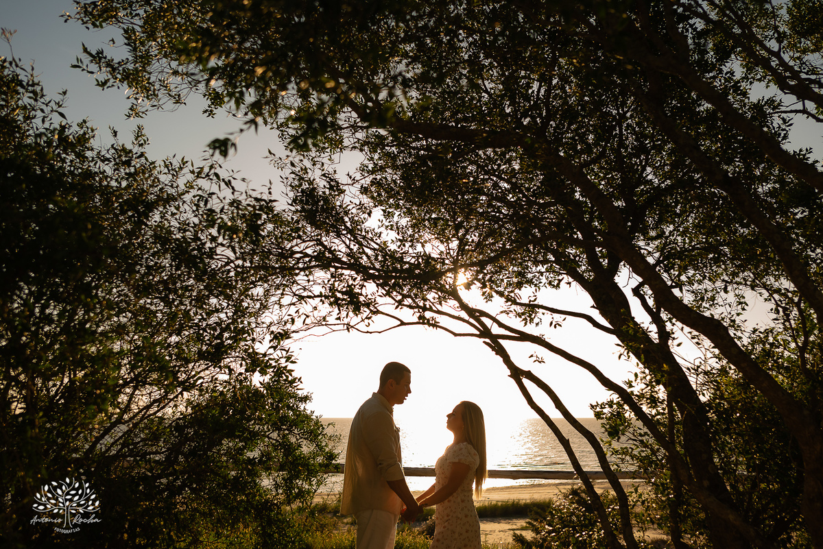 Ensaio pré-casamento - Praia da Capilla – Laranjal - Mayara e Guilherme – Kyko – Fred - pôr do sol – fotografias de qualidade – amor – Pelotas – Antonio Rocha Fotografias – Ensaio externo – Pré Wedding