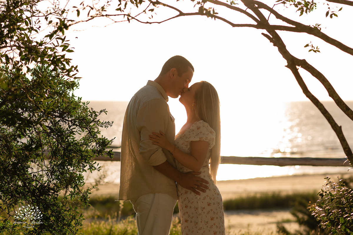 Ensaio pré-casamento - Praia da Capilla – Laranjal - Mayara e Guilherme – Kyko – Fred - pôr do sol – fotografias de qualidade – amor – Pelotas – Antonio Rocha Fotografias – Ensaio externo – Pré Wedding