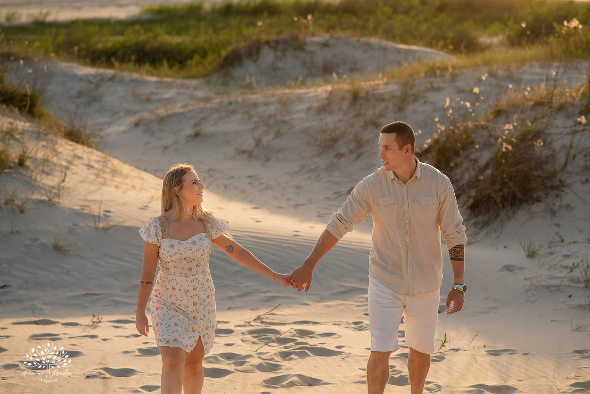 Ensaio pré-casamento - Praia da Capilla – Laranjal - Mayara e Guilherme – Kyko – Fred - pôr do sol – fotografias de qualidade – amor – Pelotas – Antonio Rocha Fotografias – Ensaio externo – Pré Wedding