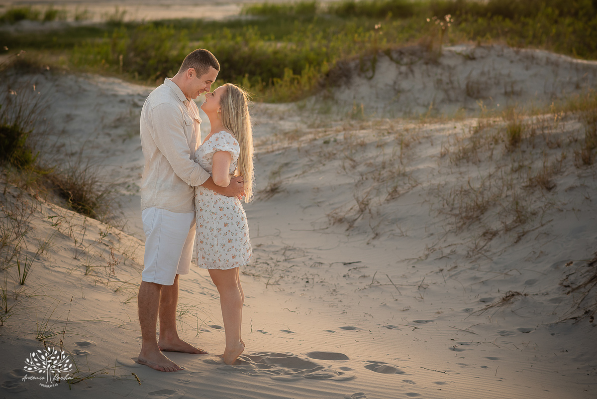 Ensaio pré-casamento - Praia da Capilla – Laranjal - Mayara e Guilherme – Kyko – Fred - pôr do sol – fotografias de qualidade – amor – Pelotas – Antonio Rocha Fotografias – Ensaio externo – Pré Wedding