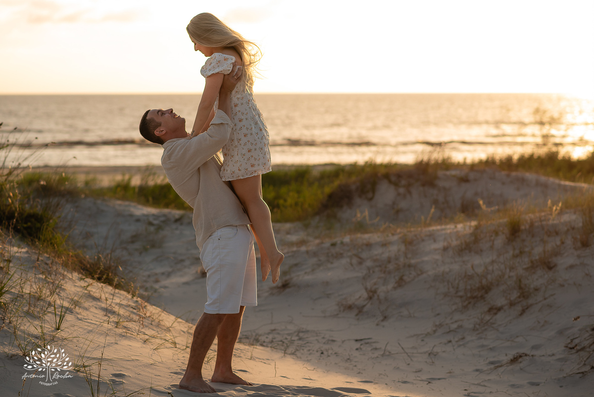 Ensaio pré-casamento - Praia da Capilla – Laranjal - Mayara e Guilherme – Kyko – Fred - pôr do sol – fotografias de qualidade – amor – Pelotas – Antonio Rocha Fotografias – Ensaio externo – Pré Wedding