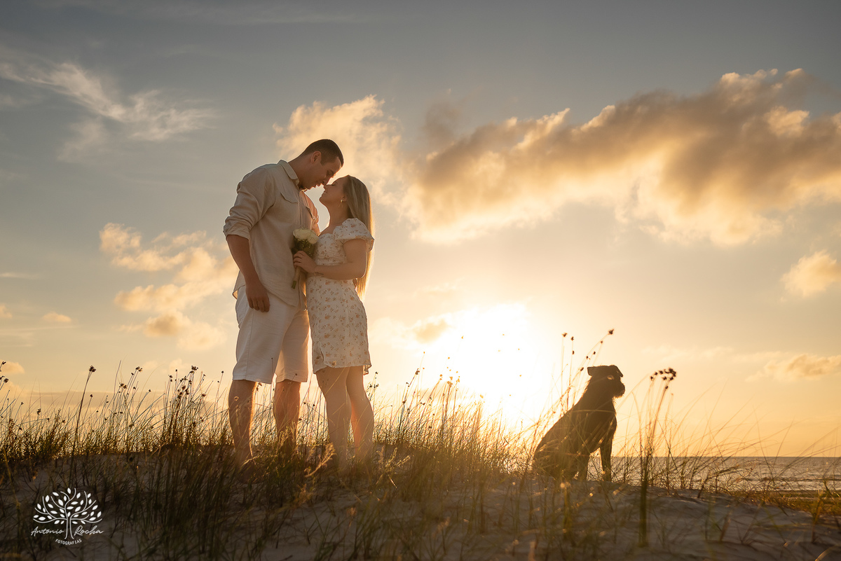 Ensaio pré-casamento - Praia da Capilla – Laranjal - Mayara e Guilherme – Kyko – Fred - pôr do sol – fotografias de qualidade – amor – Pelotas – Antonio Rocha Fotografias – Ensaio externo – Pré Wedding