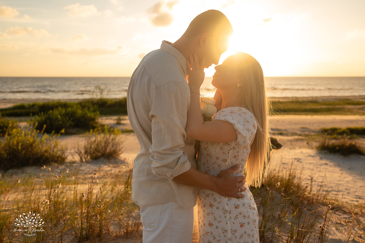 Ensaio pré-casamento - Praia da Capilla – Laranjal - Mayara e Guilherme – Kyko – Fred - pôr do sol – fotografias de qualidade – amor – Pelotas – Antonio Rocha Fotografias – Ensaio externo – Pré Wedding
