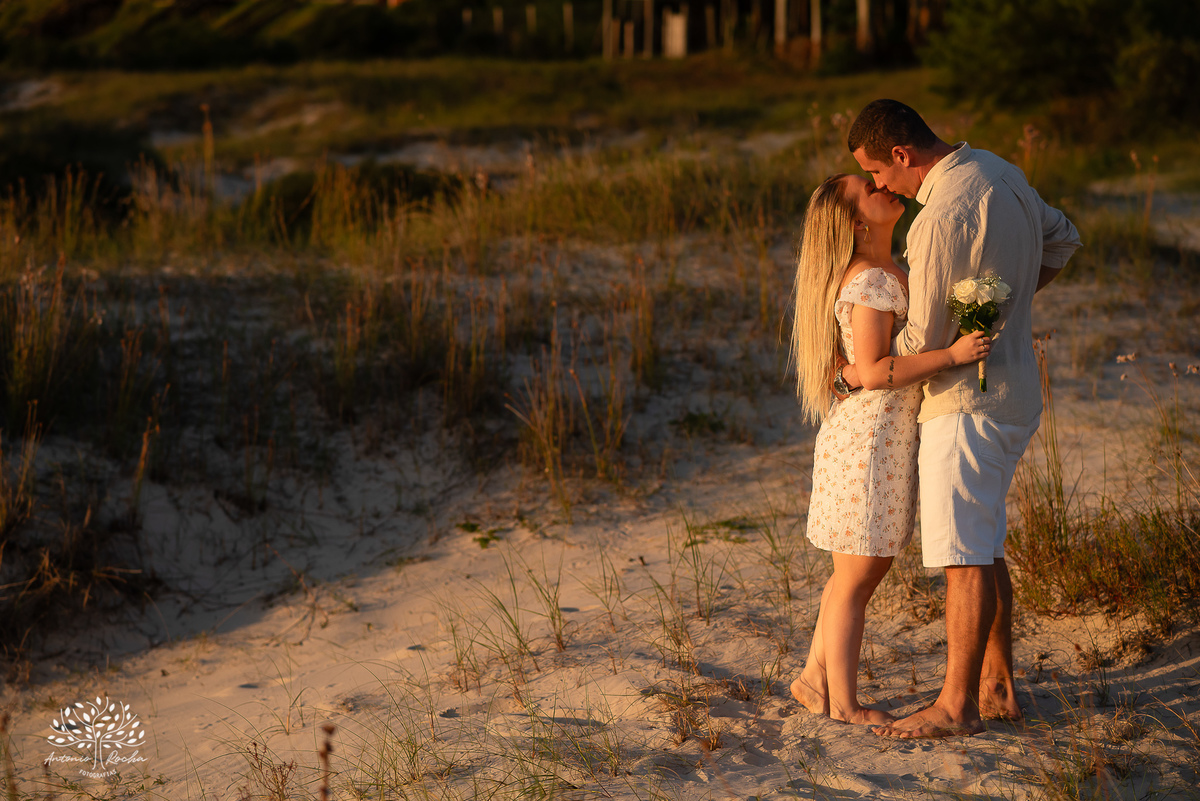 Ensaio pré-casamento - Praia da Capilla – Laranjal - Mayara e Guilherme – Kyko – Fred - pôr do sol – fotografias de qualidade – amor – Pelotas – Antonio Rocha Fotografias – Ensaio externo – Pré Wedding