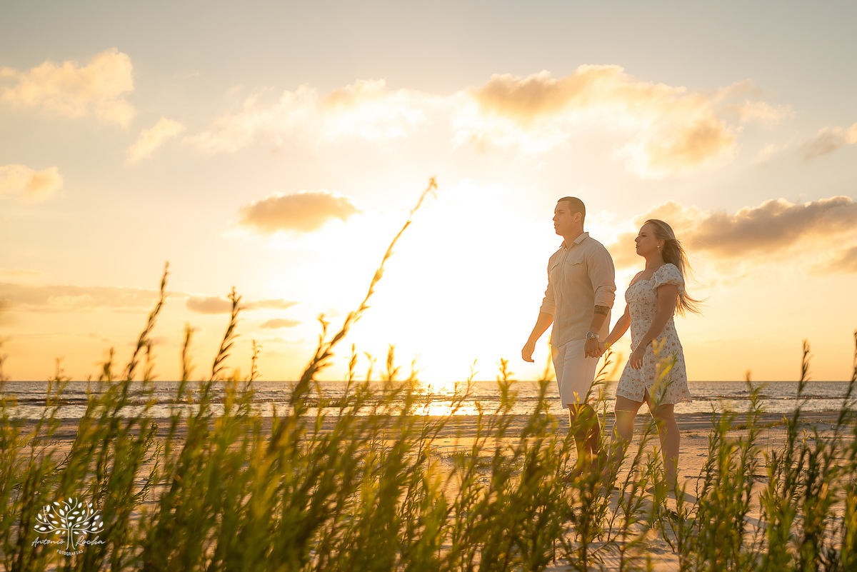 Ensaio pré-casamento - Praia da Capilla – Laranjal - Mayara e Guilherme – Kyko – Fred - pôr do sol – fotografias de qualidade – amor – Pelotas – Antonio Rocha Fotografias – Ensaio externo – Pré Wedding
