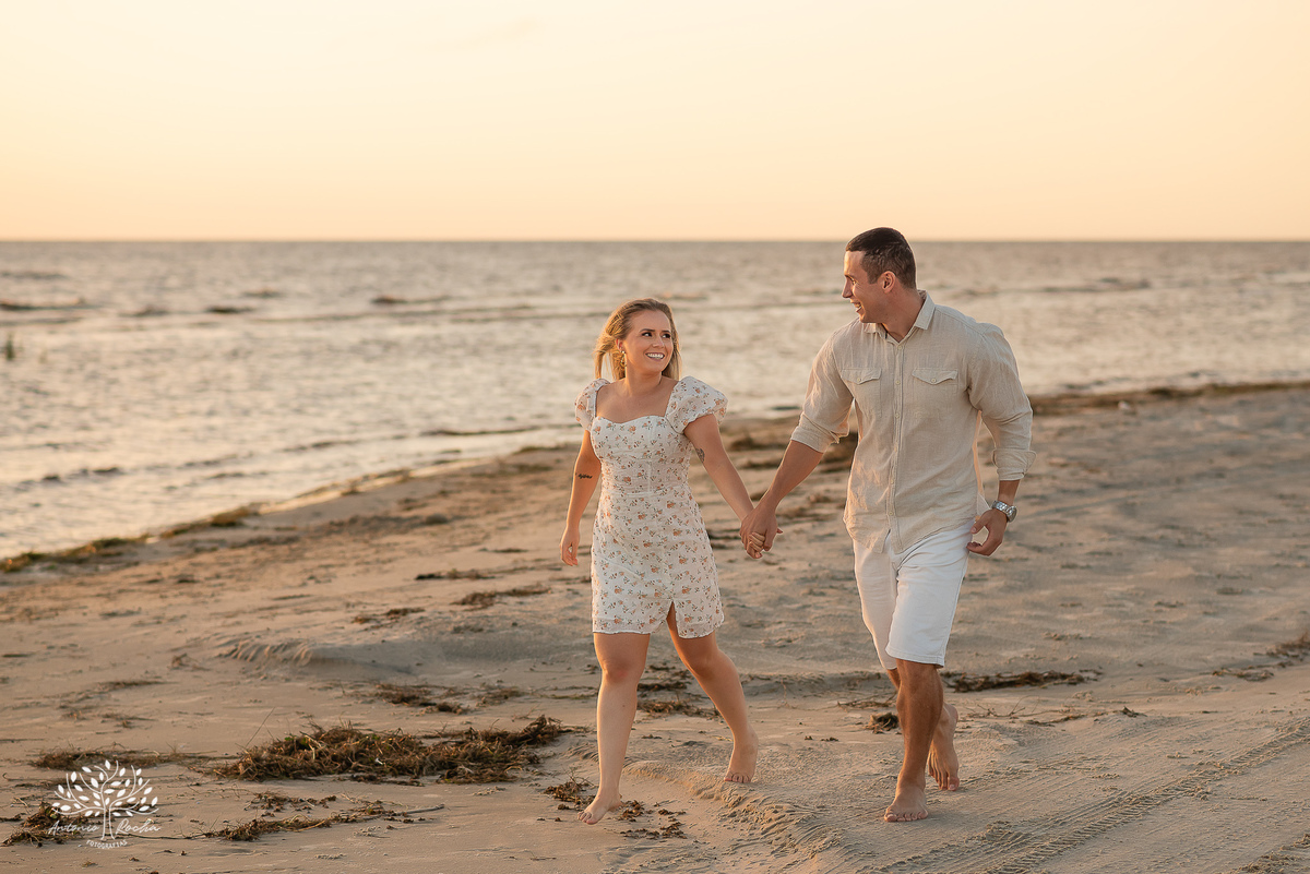 Ensaio pré-casamento - Praia da Capilla – Laranjal - Mayara e Guilherme – Kyko – Fred - pôr do sol – fotografias de qualidade – amor – Pelotas – Antonio Rocha Fotografias – Ensaio externo – Pré Wedding