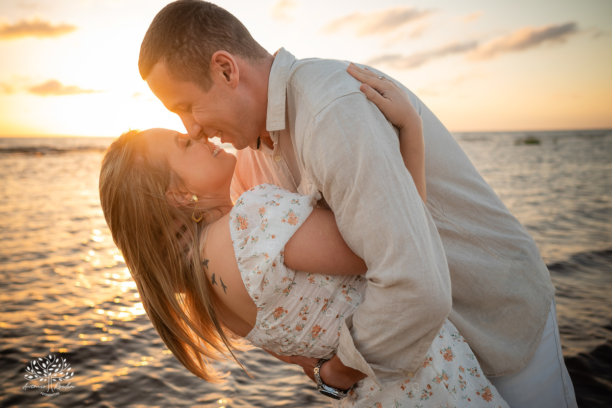 Ensaio pré-casamento - Praia da Capilla – Laranjal - Mayara e Guilherme – Kyko – Fred - pôr do sol – fotografias de qualidade – amor – Pelotas – Antonio Rocha Fotografias – Ensaio externo – Pré Wedding