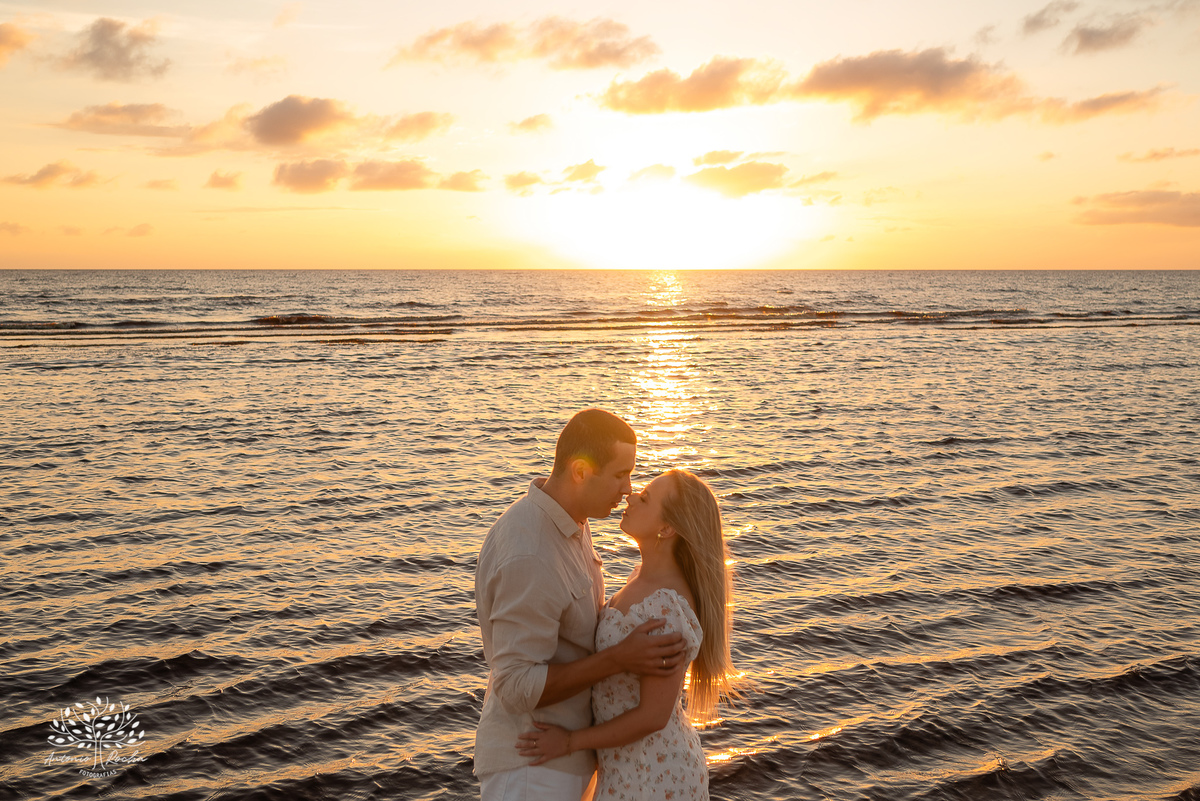 Ensaio pré-casamento - Praia da Capilla – Laranjal - Mayara e Guilherme – Kyko – Fred - pôr do sol – fotografias de qualidade – amor – Pelotas – Antonio Rocha Fotografias – Ensaio externo – Pré Wedding