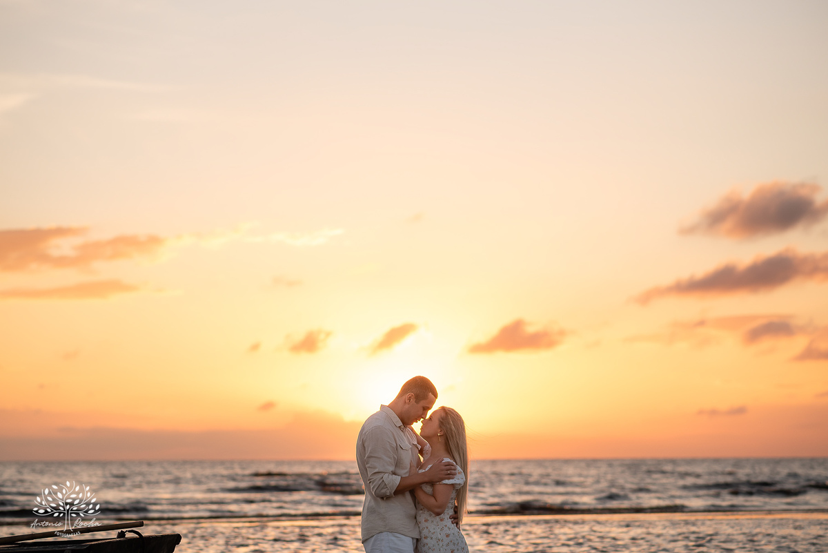 Ensaio pré-casamento - Praia da Capilla – Laranjal - Mayara e Guilherme – Kyko – Fred - pôr do sol – fotografias de qualidade – amor – Pelotas – Antonio Rocha Fotografias – Ensaio externo – Pré Wedding