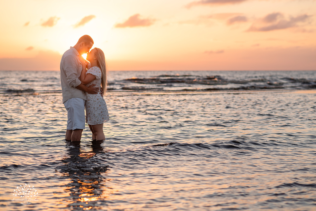 Ensaio pré-casamento - Praia da Capilla – Laranjal - Mayara e Guilherme – Kyko – Fred - pôr do sol – fotografias de qualidade – amor – Pelotas – Antonio Rocha Fotografias – Ensaio externo – Pré Wedding