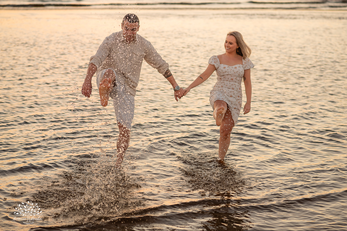 Ensaio pré-casamento - Praia da Capilla – Laranjal - Mayara e Guilherme – Kyko – Fred - pôr do sol – fotografias de qualidade – amor – Pelotas – Antonio Rocha Fotografias – Ensaio externo – Pré Wedding