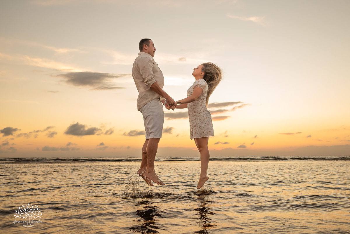 Ensaio pré-casamento - Praia da Capilla – Laranjal - Mayara e Guilherme – Kyko – Fred - pôr do sol – fotografias de qualidade – amor – Pelotas – Antonio Rocha Fotografias – Ensaio externo – Pré Wedding