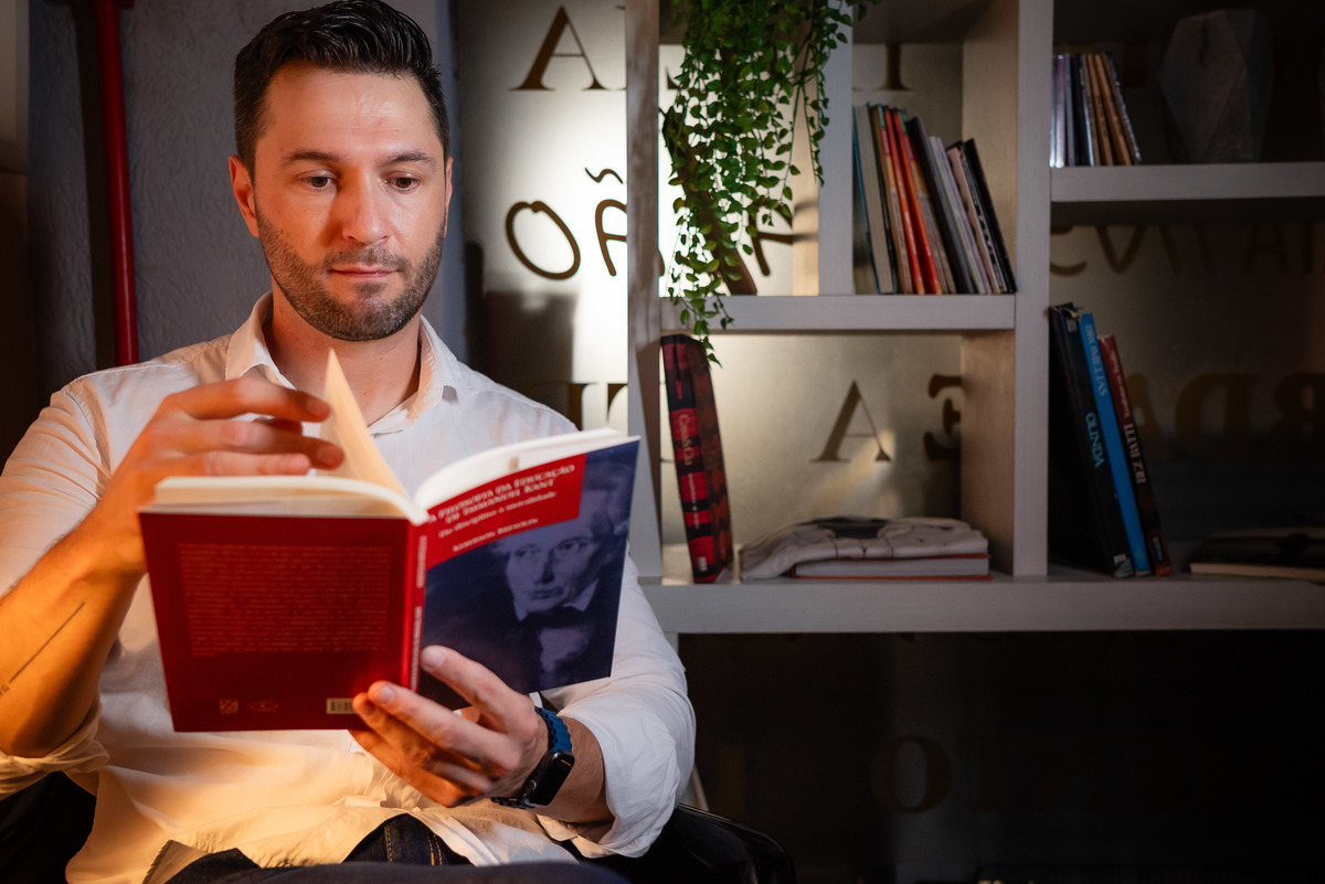 1.	Keberson Bresolin – Filosofia - Arte de viver - Ensaio exclusivo - Essência profissional - Personalidade única - Hub 1005 – coworking - Mente do filósofo – Humanidade - Antonio Rocha Fotografias - Pelotas