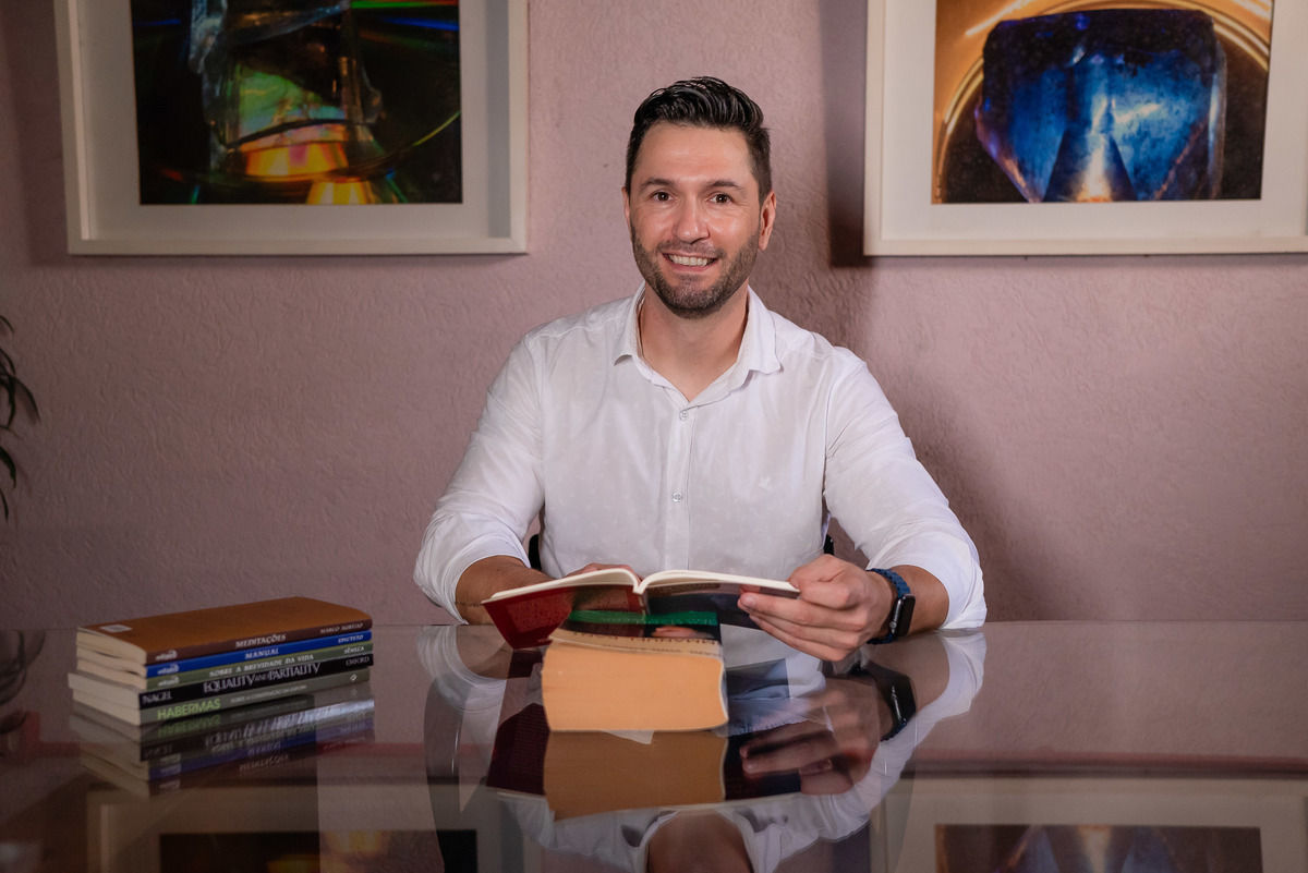 1.	Keberson Bresolin – Filosofia - Arte de viver - Ensaio exclusivo - Essência profissional - Personalidade única - Hub 1005 – coworking - Mente do filósofo – Humanidade - Antonio Rocha Fotografias - Pelotas