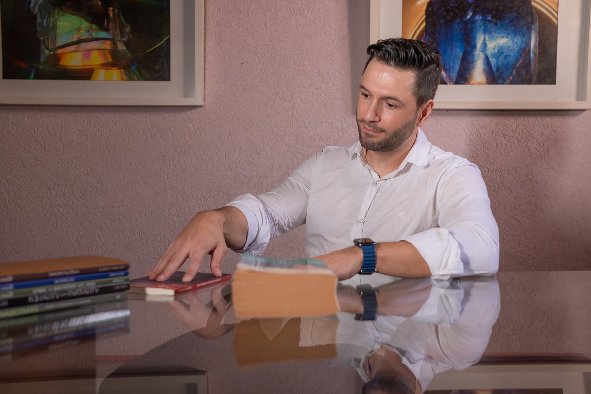 1.	Keberson Bresolin – Filosofia - Arte de viver - Ensaio exclusivo - Essência profissional - Personalidade única - Hub 1005 – coworking - Mente do filósofo – Humanidade - Antonio Rocha Fotografias - Pelotas