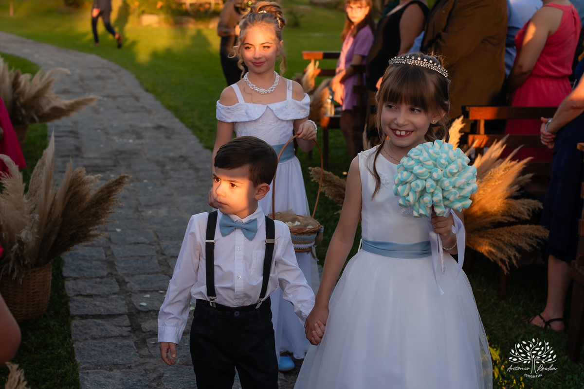 Mayara – Guilherme -Dia do Sim – Cerimônia - Chácara do Amanhecer – Família – Amigos –União – Padrinhos – Madrinhas – Daminhas -Buquê de marshmallow – Festa memorável – Antonio Rocha Fotografias - Pelotas