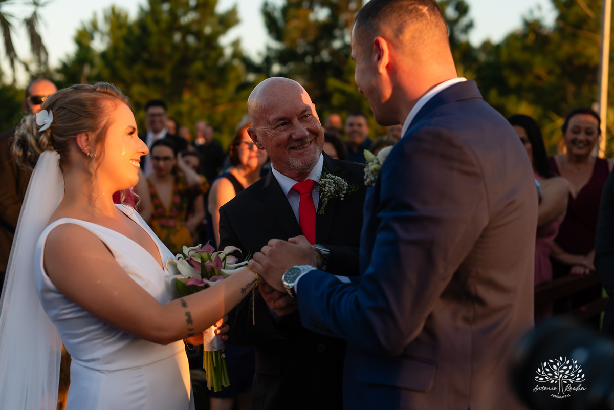 Mayara – Guilherme -Dia do Sim – Cerimônia - Chácara do Amanhecer – Família – Amigos –União – Padrinhos – Madrinhas – Daminhas -Buquê de marshmallow – Festa memorável – Antonio Rocha Fotografias - Pelotas