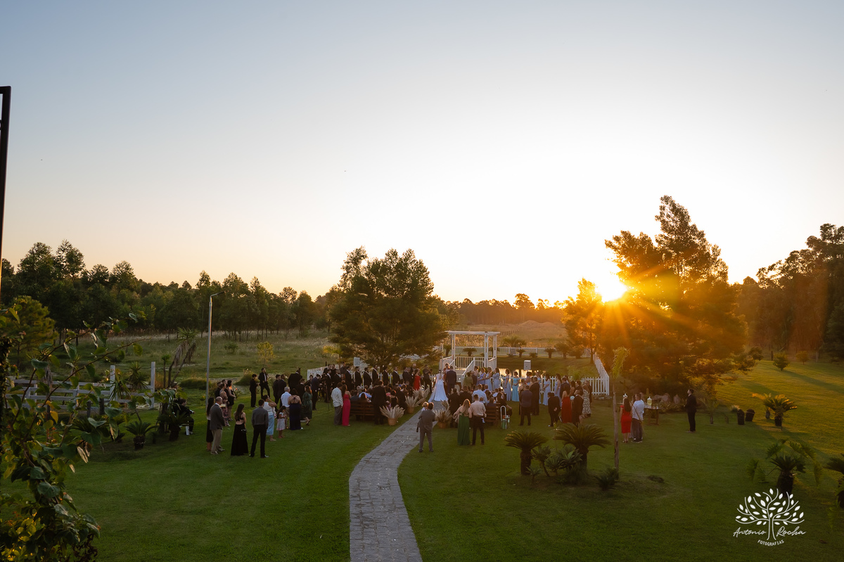 Mayara – Guilherme -Dia do Sim – Cerimônia - Chácara do Amanhecer – Família – Amigos –União – Padrinhos – Madrinhas – Daminhas -Buquê de marshmallow – Festa memorável – Antonio Rocha Fotografias - Pelotas