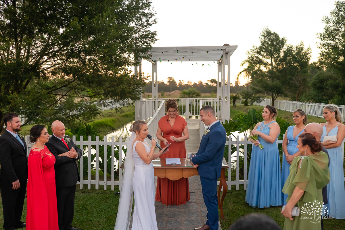 Mayara – Guilherme -Dia do Sim – Cerimônia - Chácara do Amanhecer – Família – Amigos –União – Padrinhos – Madrinhas – Daminhas -Buquê de marshmallow – Festa memorável – Antonio Rocha Fotografias - Pelotas