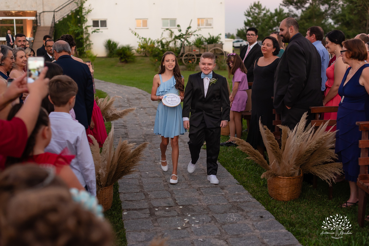 Mayara – Guilherme -Dia do Sim – Cerimônia - Chácara do Amanhecer – Família – Amigos –União – Padrinhos – Madrinhas – Daminhas -Buquê de marshmallow – Festa memorável – Antonio Rocha Fotografias - Pelotas
