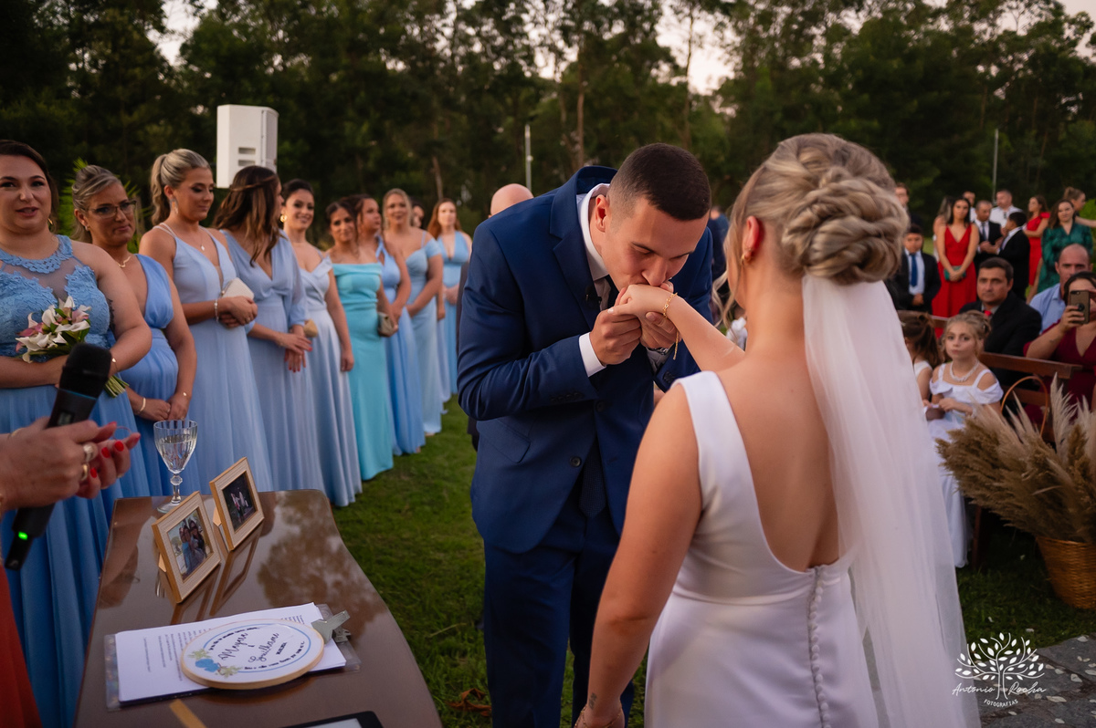 Mayara – Guilherme -Dia do Sim – Cerimônia - Chácara do Amanhecer – Família – Amigos –União – Padrinhos – Madrinhas – Daminhas -Buquê de marshmallow – Festa memorável – Antonio Rocha Fotografias - Pelotas