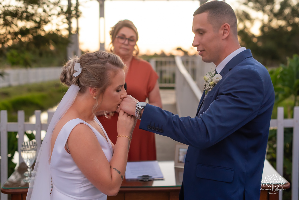 Mayara – Guilherme -Dia do Sim – Cerimônia - Chácara do Amanhecer – Família – Amigos –União – Padrinhos – Madrinhas – Daminhas -Buquê de marshmallow – Festa memorável – Antonio Rocha Fotografias - Pelotas