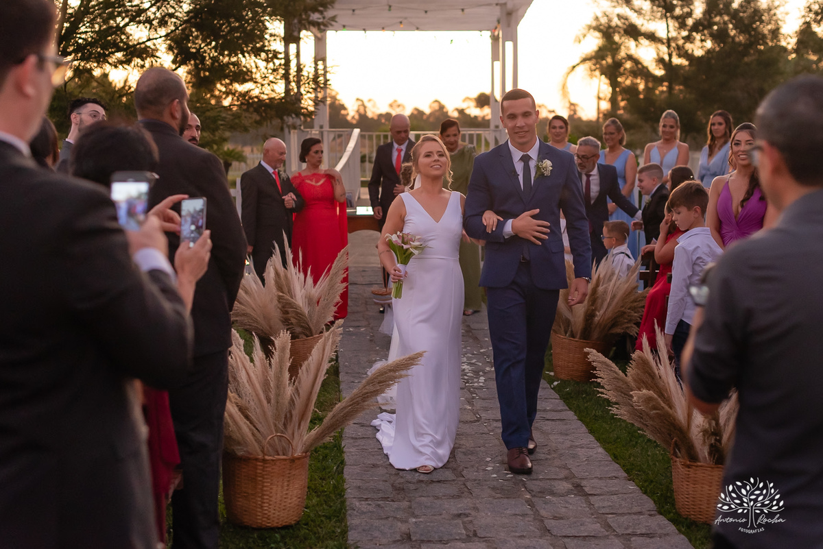 Mayara – Guilherme -Dia do Sim – Cerimônia - Chácara do Amanhecer – Família – Amigos –União – Padrinhos – Madrinhas – Daminhas -Buquê de marshmallow – Festa memorável – Antonio Rocha Fotografias - Pelotas