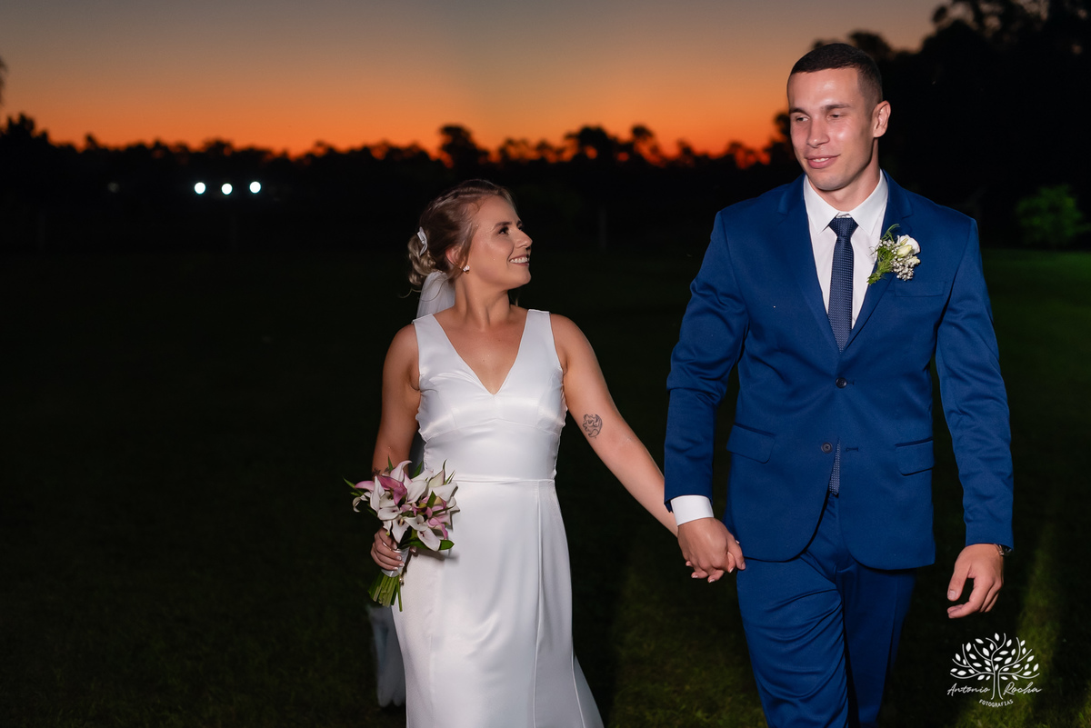 Mayara – Guilherme -Dia do Sim – Cerimônia - Chácara do Amanhecer – Família – Amigos –União – Padrinhos – Madrinhas – Daminhas -Buquê de marshmallow – Festa memorável – Antonio Rocha Fotografias - Pelotas