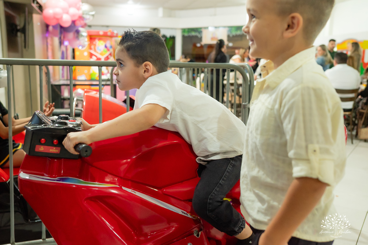 Martina-festa-6 anos-Pop Star-Barbie-Guitarras-Microfones-Animação-Banda-Show-Bolo-Criançaas-Diveersão-Tio Guigui-Família-Fotografia-Pelotas-Antonio Rocha Fotografias - Fotógrafo BarbudoMartina-festa-6 anos-Pop Star-Barbie-Guitarras-Microfones-Animação-Ba