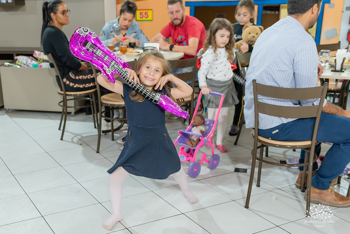 Martina-festa-6 anos-Pop Star-Barbie-Guitarras-Microfones-Animação-Banda-Show-Bolo-Criançaas-Diveersão-Tio Guigui-Família-Fotografia-Pelotas-Antonio Rocha Fotografias - Fotógrafo Barbudo