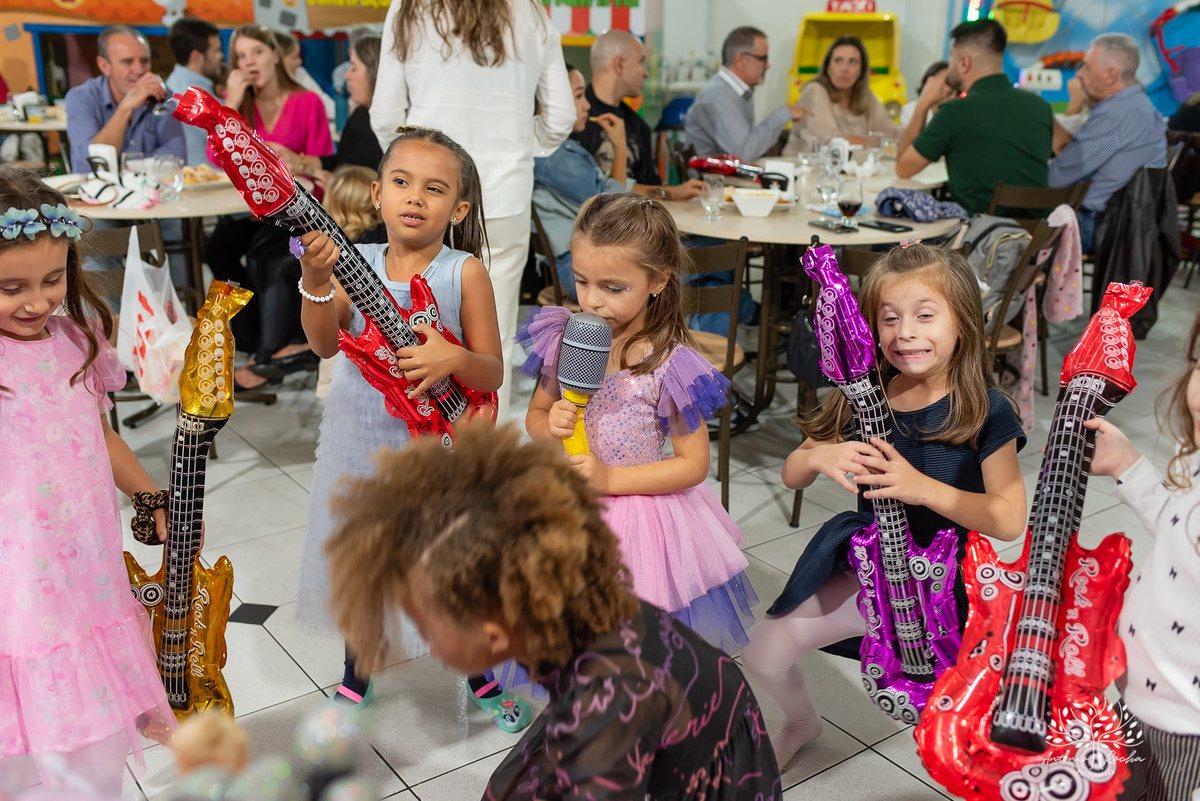 Martina-festa-6 anos-Pop Star-Barbie-Guitarras-Microfones-Animação-Banda-Show-Bolo-Criançaas-Diveersão-Tio Guigui-Família-Fotografia-Pelotas-Antonio Rocha Fotografias - Fotógrafo Barbudo