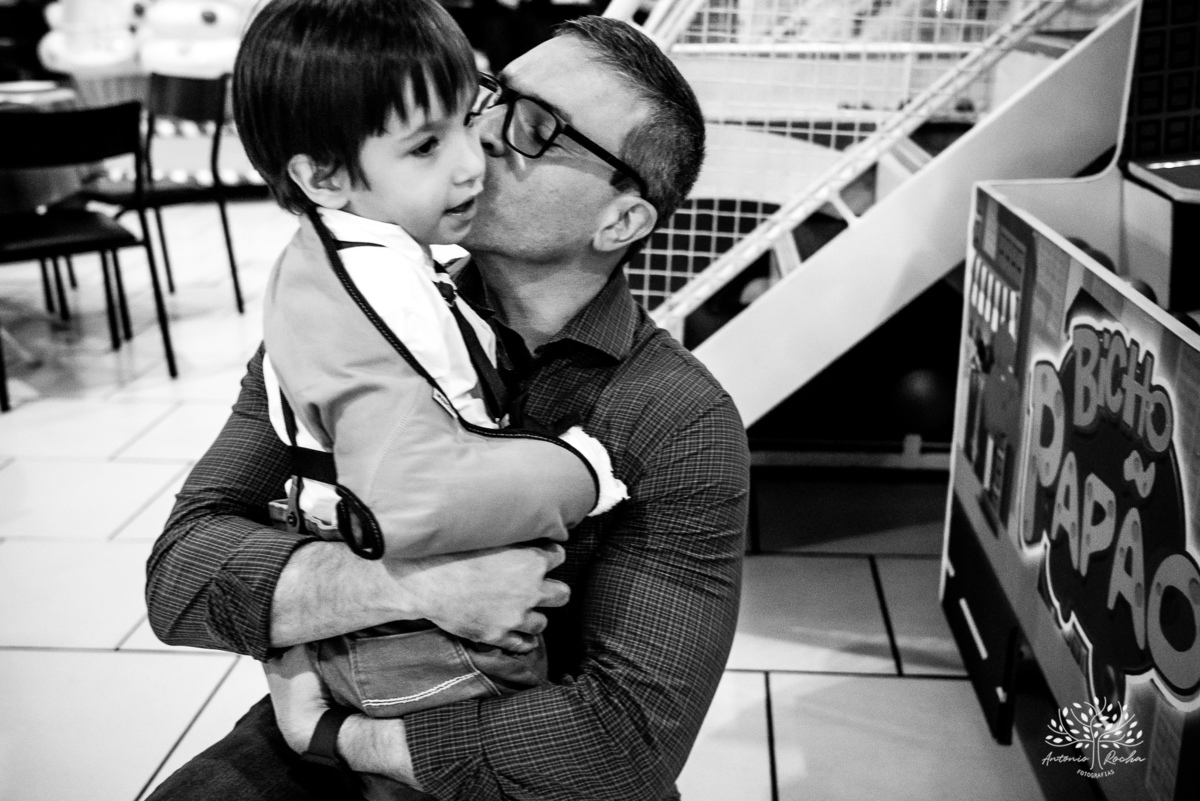 1.	Festa de 5 anos-Caio-Braço engessado-Brincar-Diversão-Fotos na mesa do bolo-Brinquedos-Cliques descontraídos-Parabéns-Experiência-Cliff Kids-Família-Carinho-Confiança-Antonio Rocha Fotografias-Pelotas