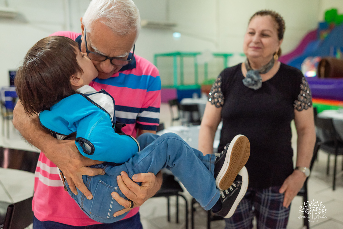 1.	Festa de 5 anos-Caio-Braço engessado-Brincar-Diversão-Fotos na mesa do bolo-Brinquedos-Cliques descontraídos-Parabéns-Experiência-Cliff Kids-Família-Carinho-Confiança-Antonio Rocha Fotografias-Pelotas