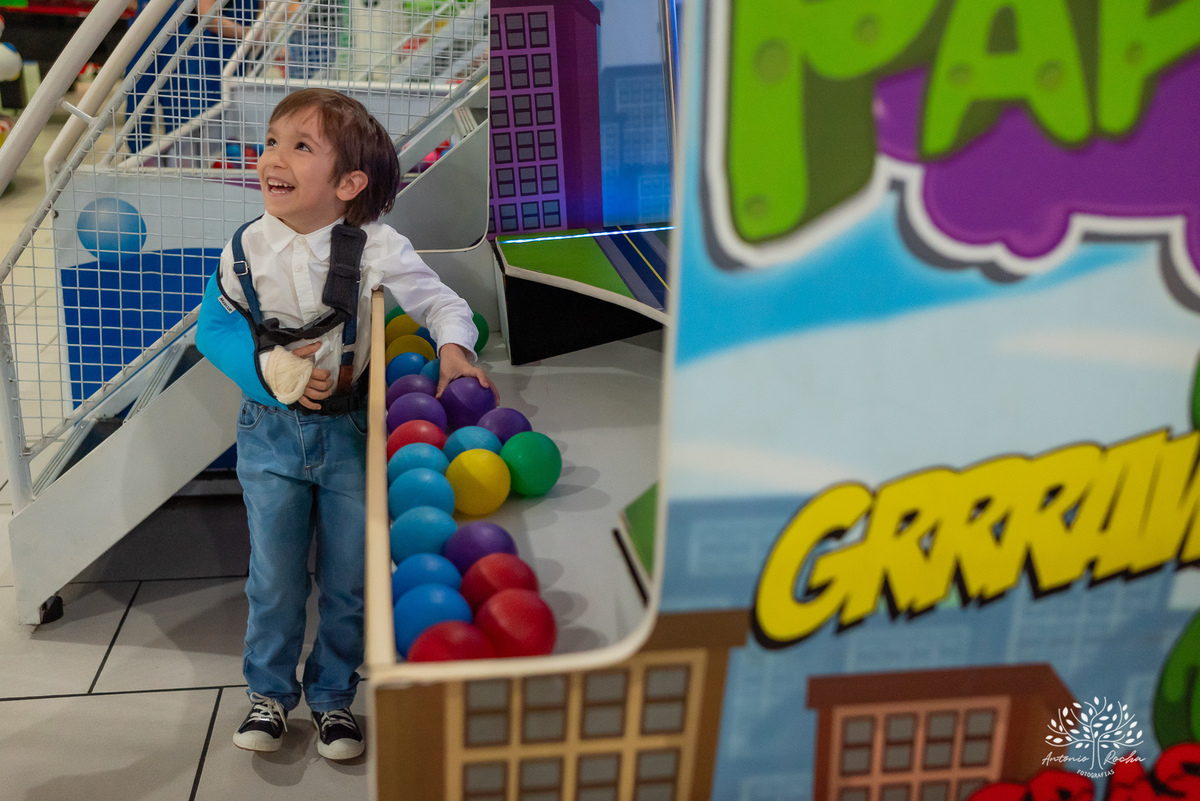 1.	Festa de 5 anos-Caio-Braço engessado-Brincar-Diversão-Fotos na mesa do bolo-Brinquedos-Cliques descontraídos-Parabéns-Experiência-Cliff Kids-Família-Carinho-Confiança-Antonio Rocha Fotografias-Pelotas