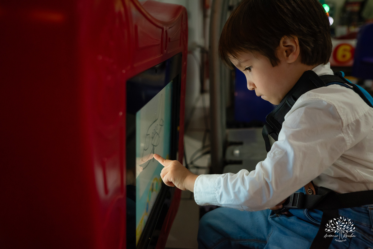 1.	Festa de 5 anos-Caio-Braço engessado-Brincar-Diversão-Fotos na mesa do bolo-Brinquedos-Cliques descontraídos-Parabéns-Experiência-Cliff Kids-Família-Carinho-Confiança-Antonio Rocha Fotografias-Pelotas