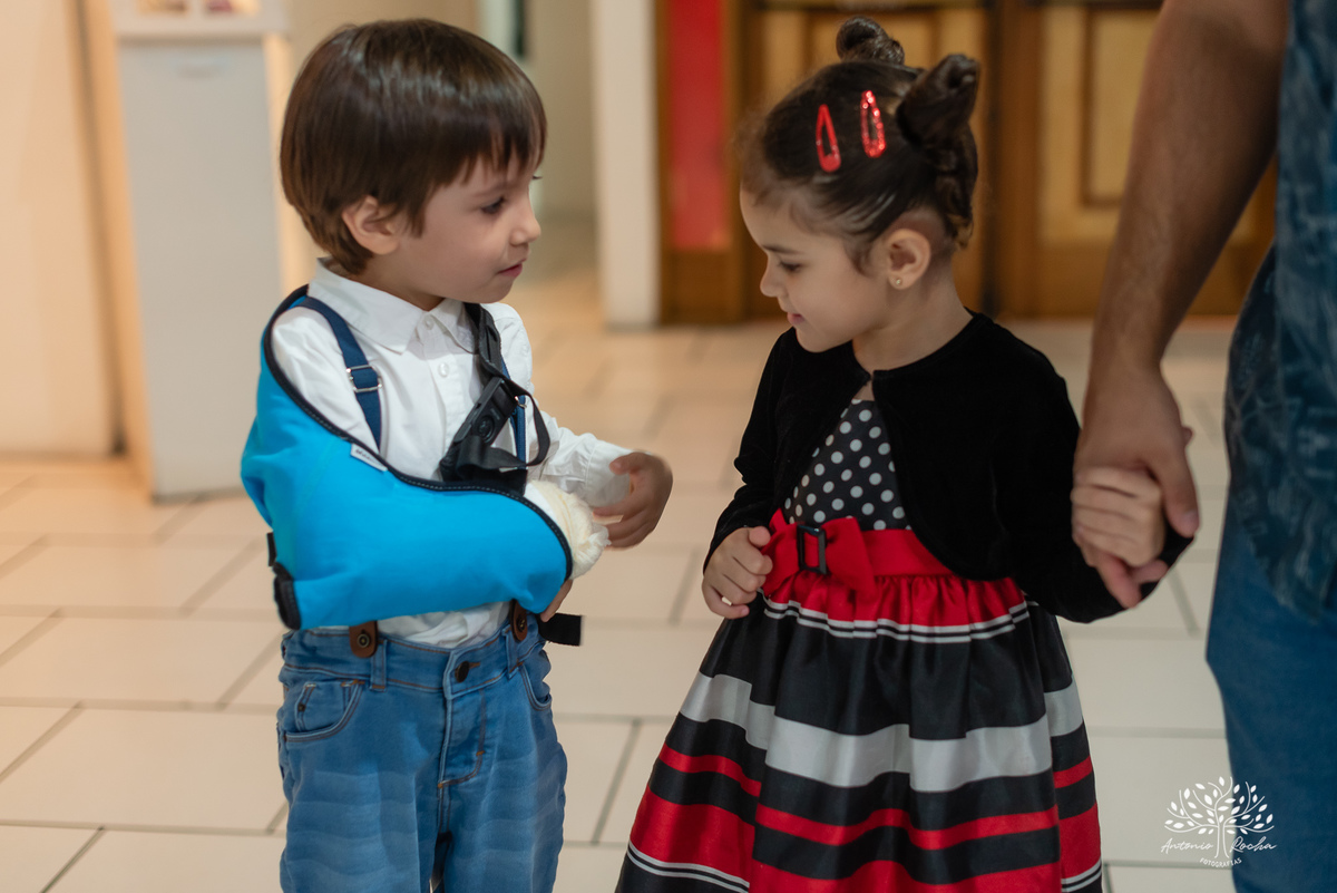 1.	Festa de 5 anos-Caio-Braço engessado-Brincar-Diversão-Fotos na mesa do bolo-Brinquedos-Cliques descontraídos-Parabéns-Experiência-Cliff Kids-Família-Carinho-Confiança-Antonio Rocha Fotografias-Pelotas